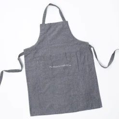 Delantales, Asas Y Paños>Delantal de cocina con frase gris oscuro 60x80cm